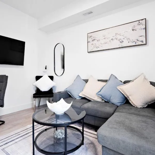 2BR Cozy Retreat, Close to Falls with Free Parking & Wine, hotell Niagara Fallsis