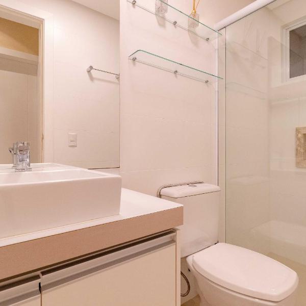 Elegante Apartamento no início da Praia de Bombas - Foto 3