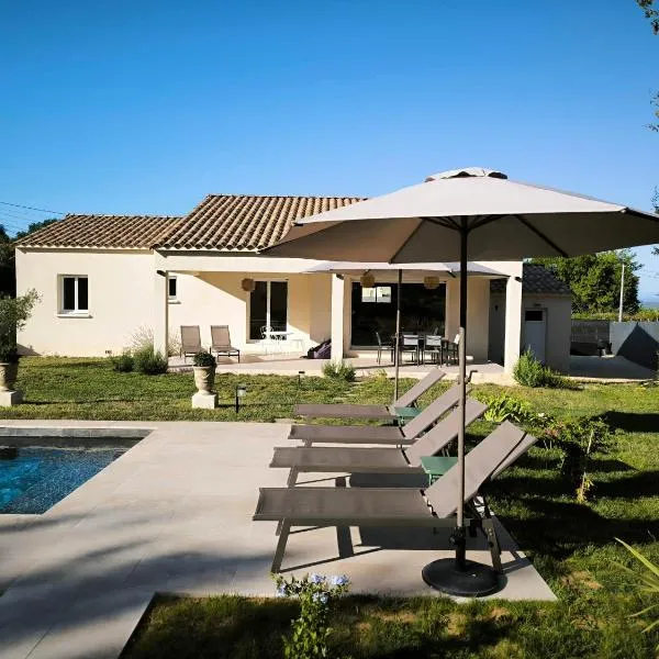 Beautiful villa between Uzès & Avignon,Saint-Marcel-de-Careiret的飯店