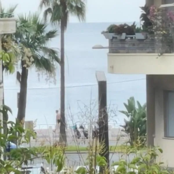 APPARTEMENT AVEC UNE LÉGÈRE VUE SUR La MER 40 MÈTRES DE LA PLAGE ET 250 MÈTRES DU CENTRE VILLE, hotel en Niza