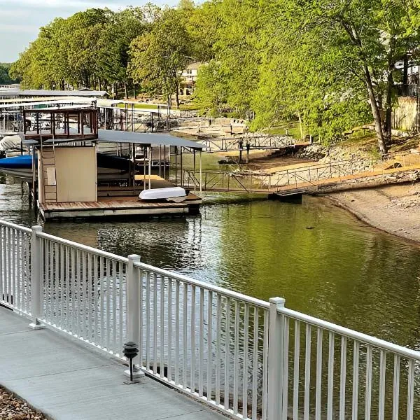 Ground Floor! Lakefront! Pool! ! Convenient Fishing! STAIRS OPTIONAL!, hotel in Osage Beach
