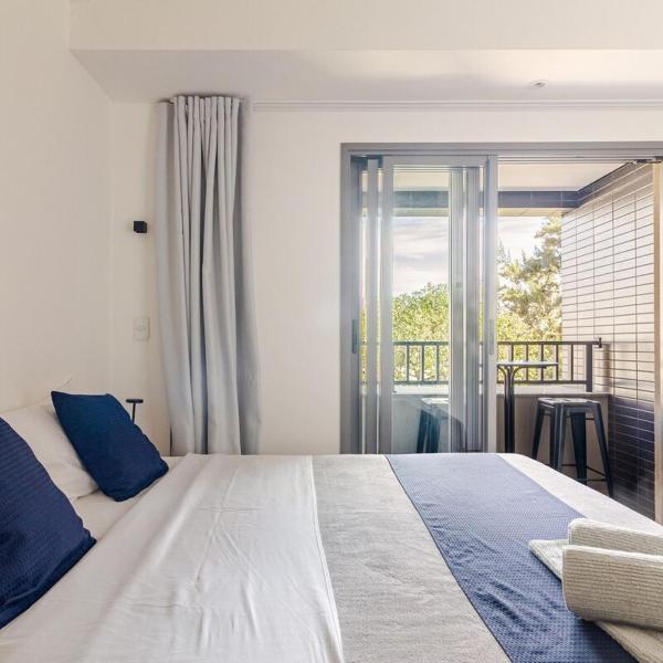 Queen size bed, dining table for 4, balcony - Foto 2