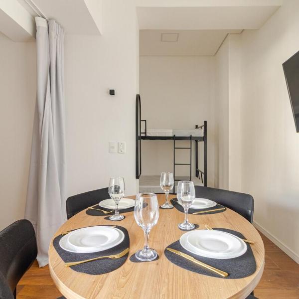Queen size bed, dining table for 4, balcony - Foto 4