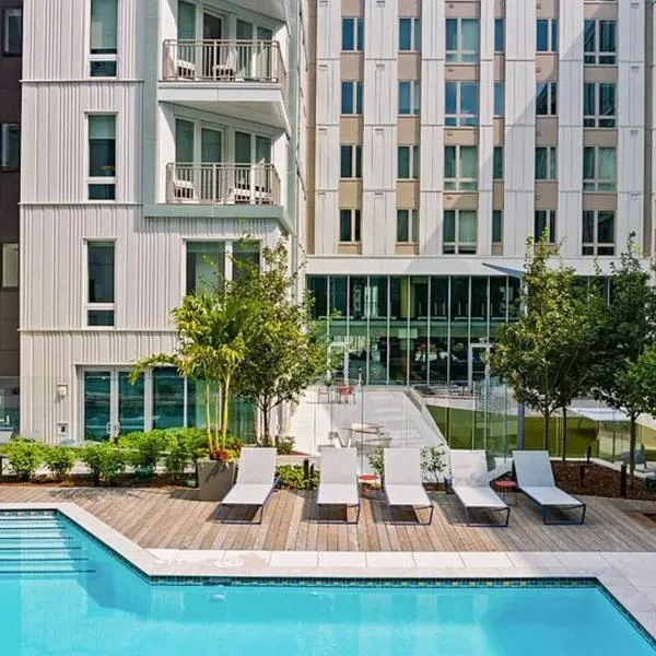 Luxury 2BR Apartment with Pool, Balcony & Parking, khách sạn ở Cambridge