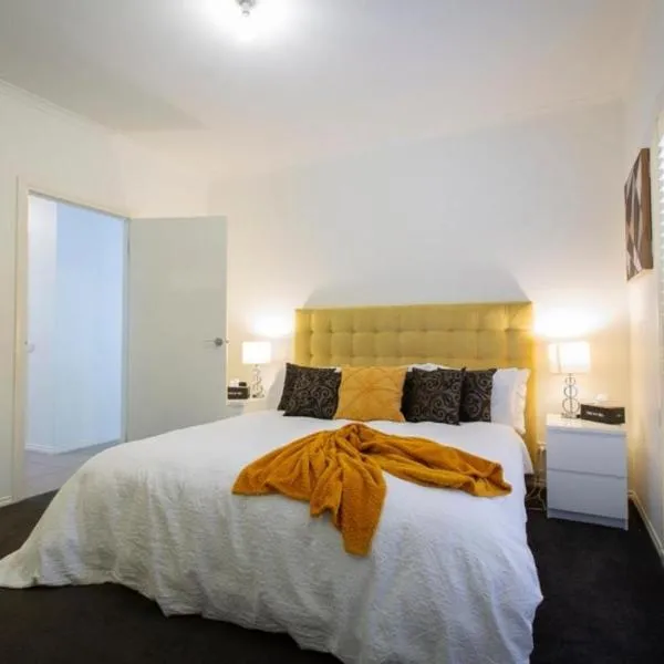 Relax and Unwind with Private Hot Tub in Rosebud, hotell i Rosebud