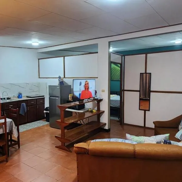 Comfortable fully equipped apartment just 6 kilometers from Manuel Antonio, with parking and fast WiFi, hotel u gradu 'Quepos'