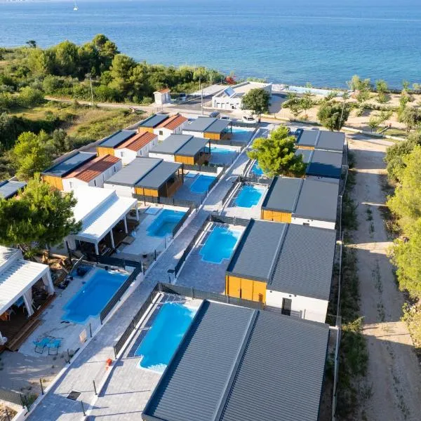 Camping Nevia - Mobile Homes with Heated Private Pool, hotel Neviđanéban