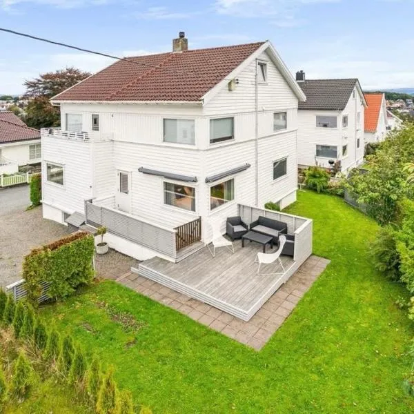Sunny apartment near Stavanger city center with free parking, hotel em Stavanger