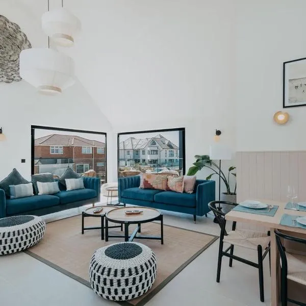 Relax in a luxury new 4-bed beachfront house, Hotel in Southbourne