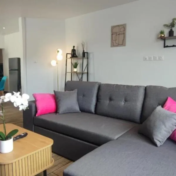 PARKING, Jardin clos et terrasse exterieure, Maison RDC avec , quartier calme proche centre ville Béthune, proche gare, capacité 4 personnes, hotelli kohteessa Béthune