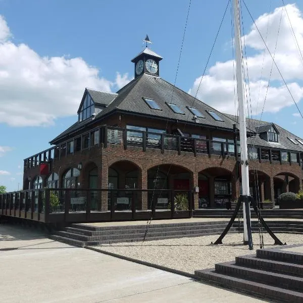 Boathouse Hotel, hótel í Hythe