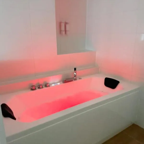 Jacuzzi privé - Netflix - Wi-Fi - parking gratuit: Châtel-Guyon şehrinde bir otel