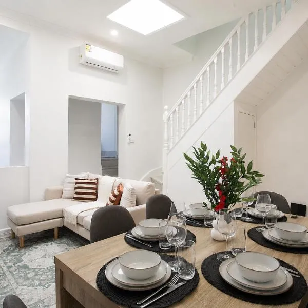 Central 3BR Terrace House - Free Street Parking - Walk Fish Market & Cafés, hotel di Sydney