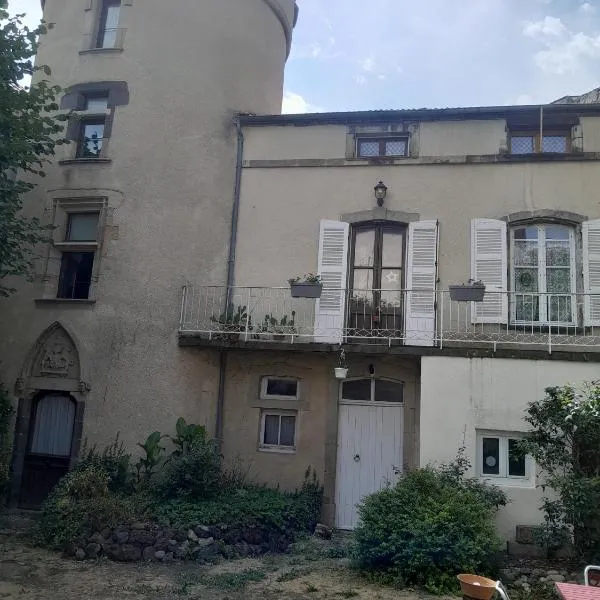 Chambres d'hôtes de charme "La Tour Richelieu", hotel in Martres-de-Veyre