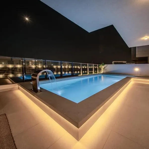 Blausee Beachfront Villa with Private Pool, hotel v destinácii Al Ḩamrīyah