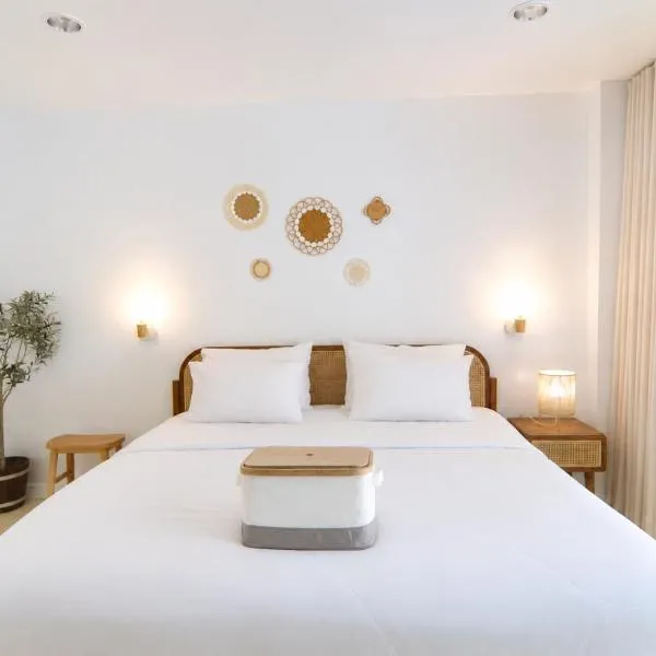Beachfront Pool Access Apartment FREE Disney Plus, hotel in Bangsaen