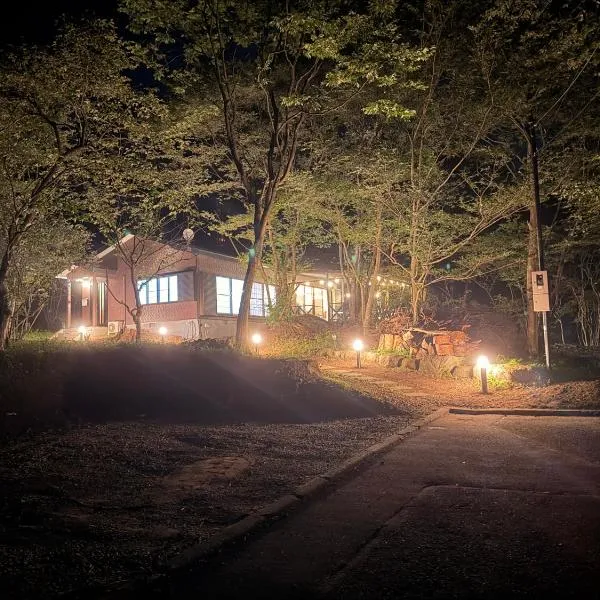 BBQ屋根付き大型ウッドデッキ川のせせらぎを聴きながら贅沢時間ペット同伴OK森と音に癒されるコテージ Rill, hotel en Nasu