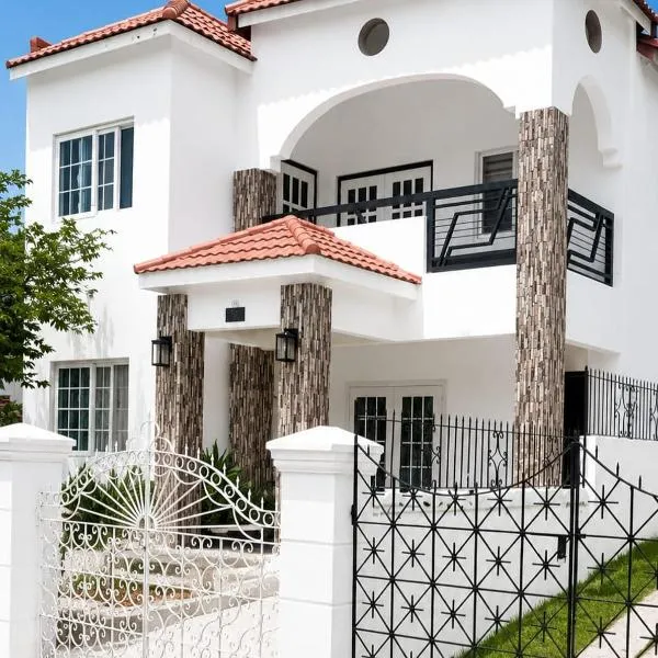 Spacious 2-BR, Bright & Private Top Floor Retreat - Portmore Pines, hotel em Portmore