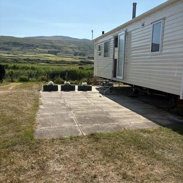 Dotties Den at Sunnysands, hotel in Llanddwywe