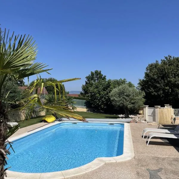 Très jolie chambre avec piscine, hotel in Montmerle Sur Saône