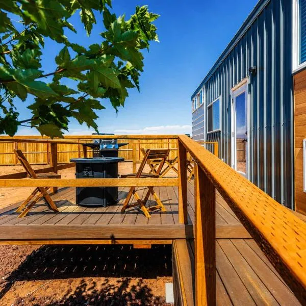 Zion Getaway Cozy Tiny Home with Private Hot Tub, Hotel in Apple Valley