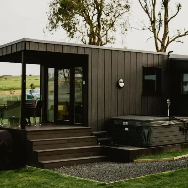 Ballycastle में, होटल Stunning 2 Bed Glamping Cabin with private Hot Tub - Pod 1