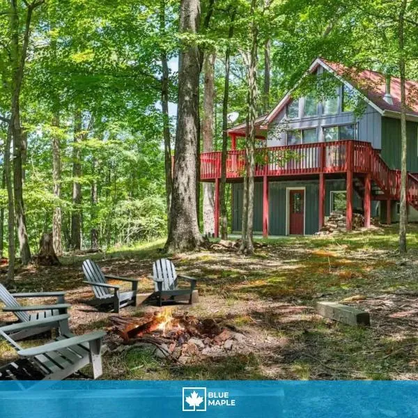 Mountain cabin w hot tub & deck, ξενοδοχείο σε Berkeley Springs