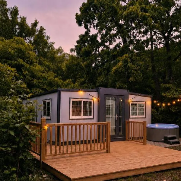 Modern Container Home Private Hot Tub & Fire Pit Near Pipestem State Park, hotel sa Pipestem