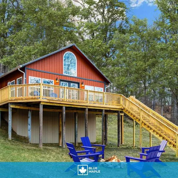 Loft Cabin w, Hot Tub, Fire Pit, Huge Deck & WiFi!, hotel u gradu 'Hedgesville'