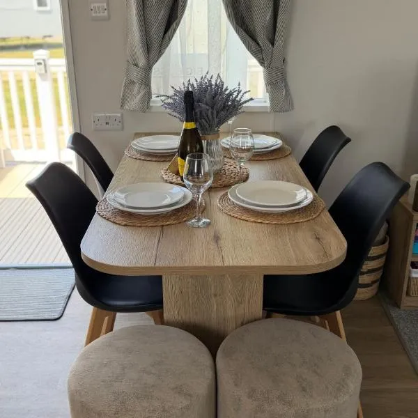Big Boss Caravan-Camber Sands,Sleep 8, Free Wi-Fi, Netflix, Parking, hotel a Camber