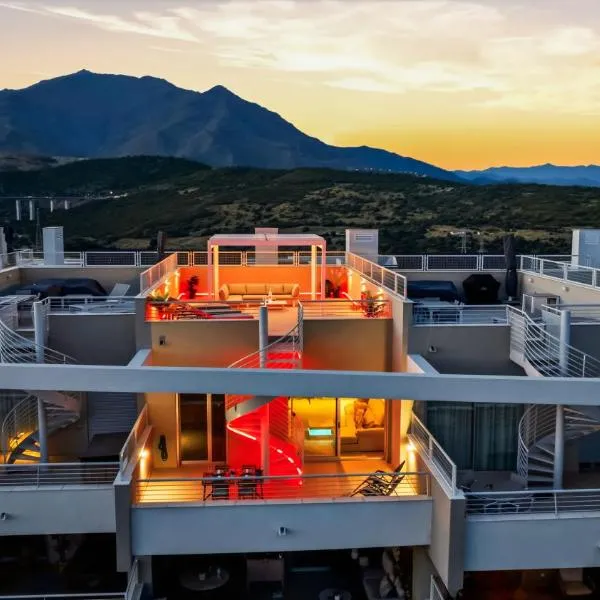 Sunny Golf - Luxury Penthouse - Rooftop Retreat, hotel v mestu Estepona