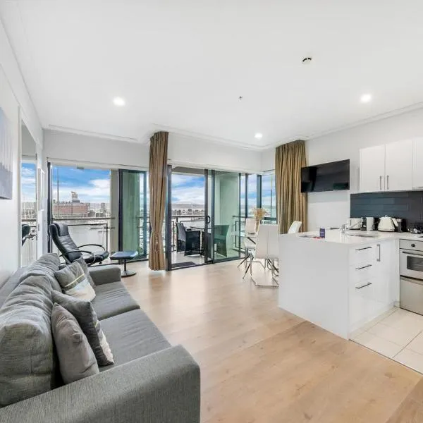 Sun Soaked Corner Apartment with Harbour View, hotel en Auckland