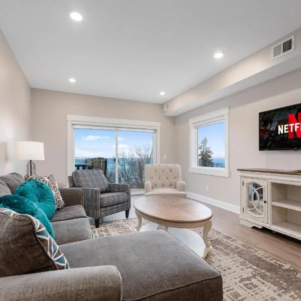 539 Bay Street - Luxury Downtown Residences Steps from the Beach and Festivals, хотел в Травърс Сити