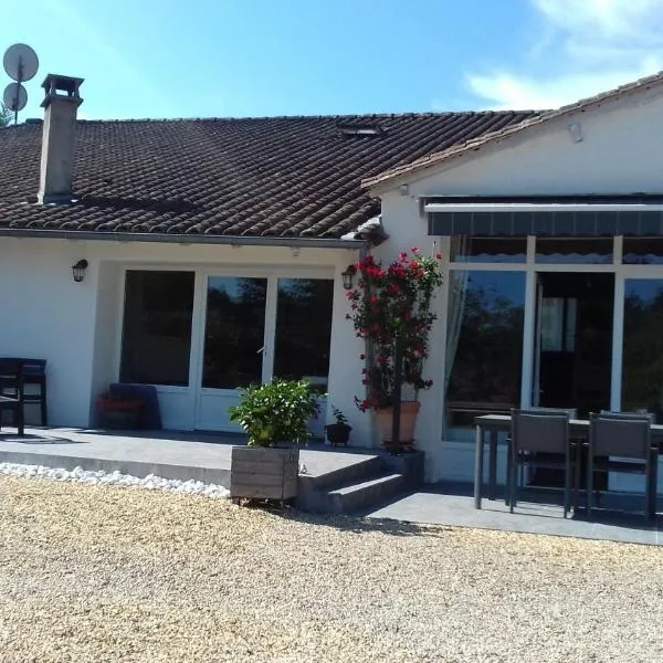 Le Bois Du Mas, hotell i Saint-Aulaye