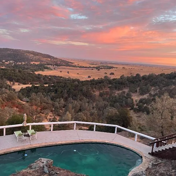 Breathtaking view of the Hills with HotTub, Pool and Pool Table, hotel en Marble Mountain