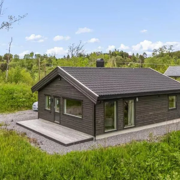 Hytte i naturskjønne omgivelser ved fjorden, hotel in Tingvoll