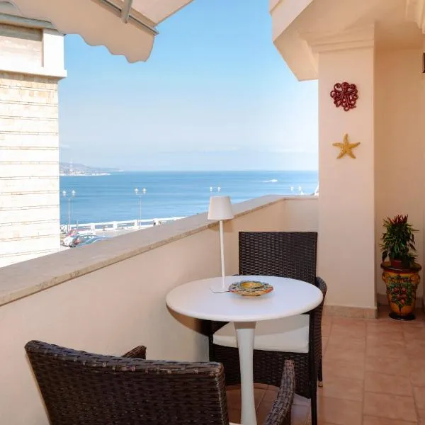 The Square - Luxury Apartment, hotel en Scilla