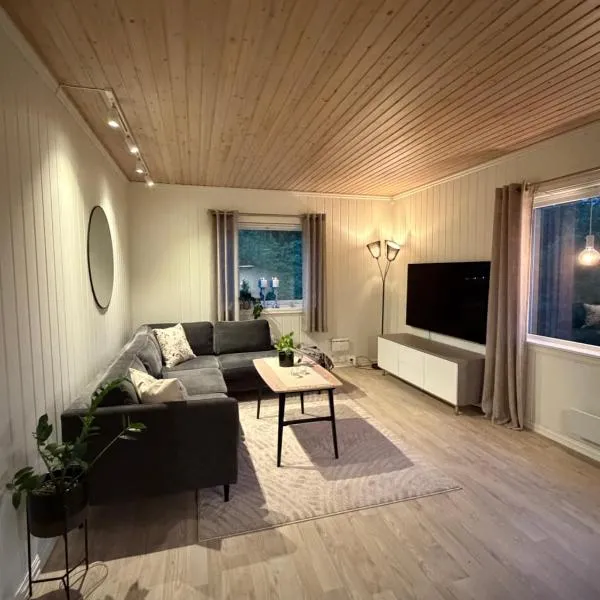Solheim Top Floor Apartment Svolvær, hotel v mestu Svolvær