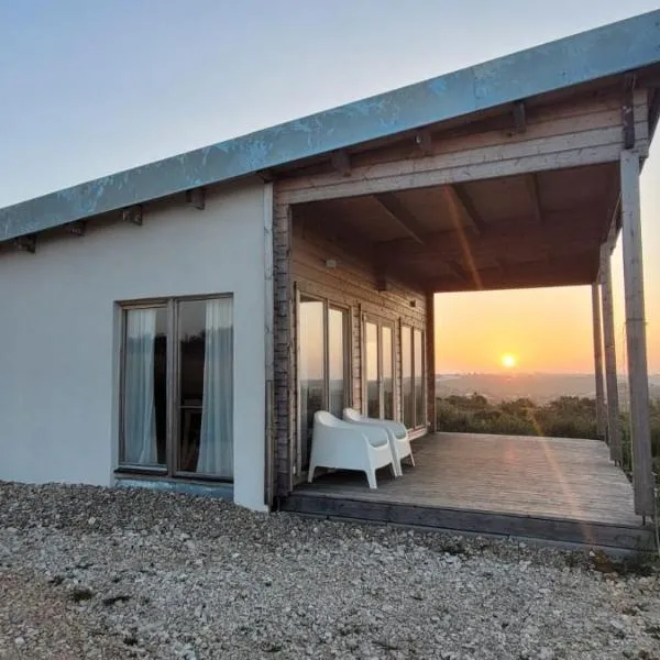 Gemütliches Holzhaus 1 auf der Quinta Oak Tree Land mit Weitblick & Pool, hotel en Massuça