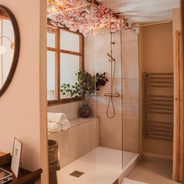 Suite Kyoto, experience Japonaise & shower spa XXL au coeur d'Uzès, hotel v destinácii Uzès
