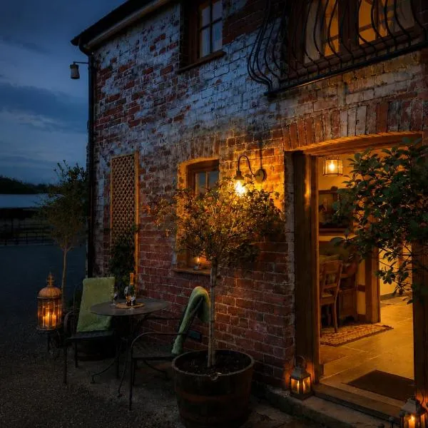Luxury Cottage with Outdoor Bath House near the Black Mountain, хотел в Llangadog