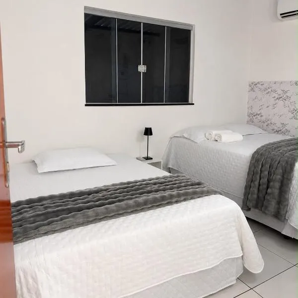 Casa com dois quartos e piscina em mineiros – hotel w mieście Mineiros