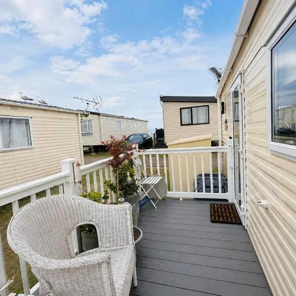 Cosy 6 Berth Caravan With Side Decking At Kessingland Beach, Suffolk Ref 90031Sv, hotel a Benacre