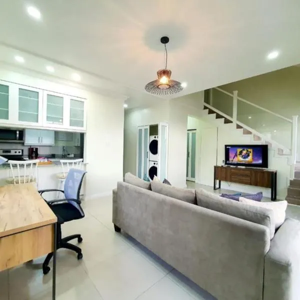 Choose To Be Happy at EI8HT - Super Studios and 1-BR Penthouse Apartment, hotell i Kingston