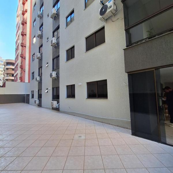 Apartmento em Itapema a apenas 180m do mar, amplo terraço