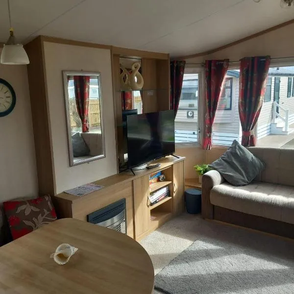 Spacious 8 Berth Caravan At Ty Mawr Holiday Park, North Wales Ref 86020D, hotel in Conwy