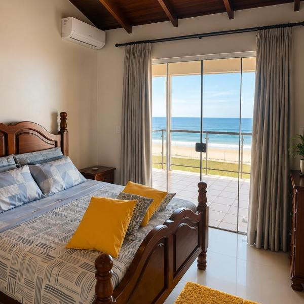 Casa frente mar, pé na areia com 6 dormitórios - Foto 2