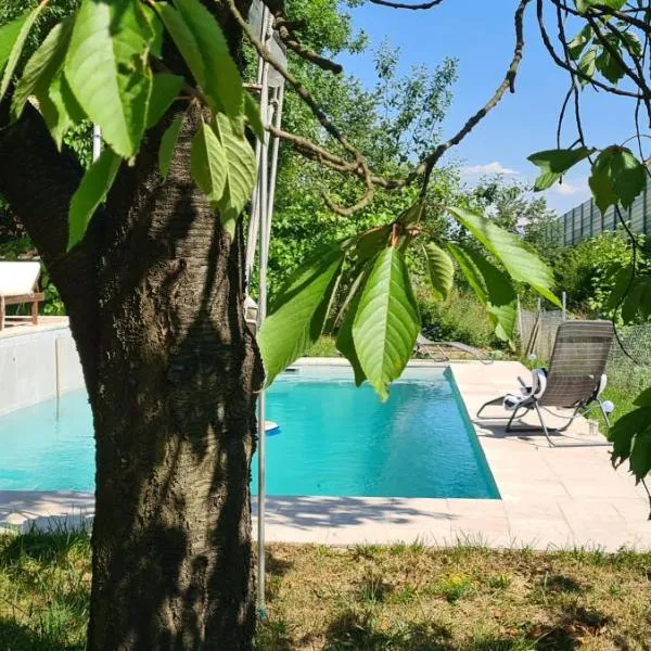 Villa M&E with Private Swimming Pool, מלון בKošelji