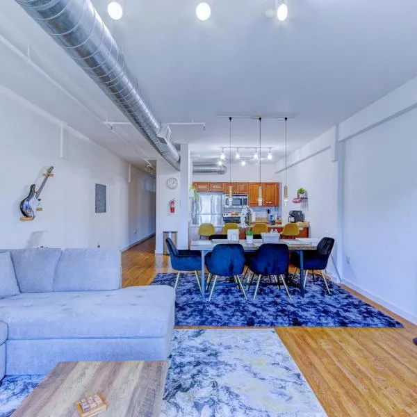 Viesnīca The Stallion #301 - Walk to attractions, Modern Luxe Loft in Downtown Memphis with free covered gated parking pilsētā Memfisa
