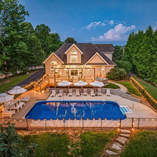 Newly Renovated Luxurious home w/ Pool, Hot Tub & Entertainment Hub | 20 Mins to Downtown AVL, viešbutis mieste Leicester
